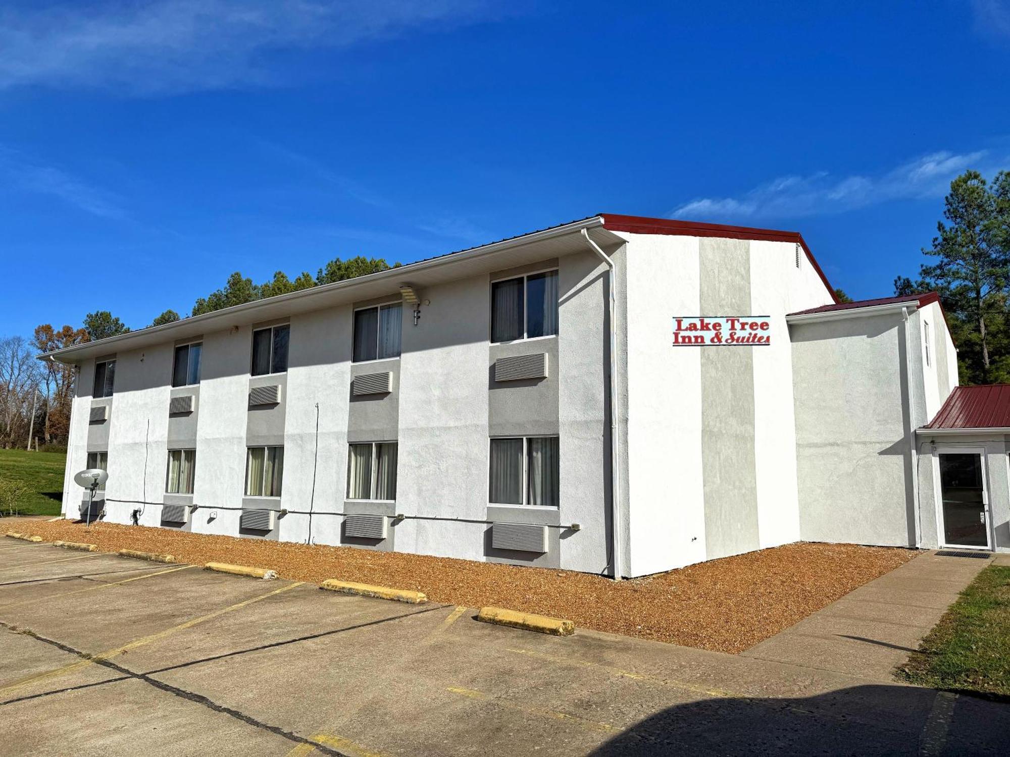 Lake Tree Inn & Suites Marion Extérieur photo