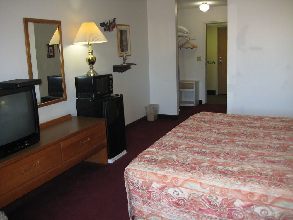 Lake Tree Inn & Suites Marion Extérieur photo