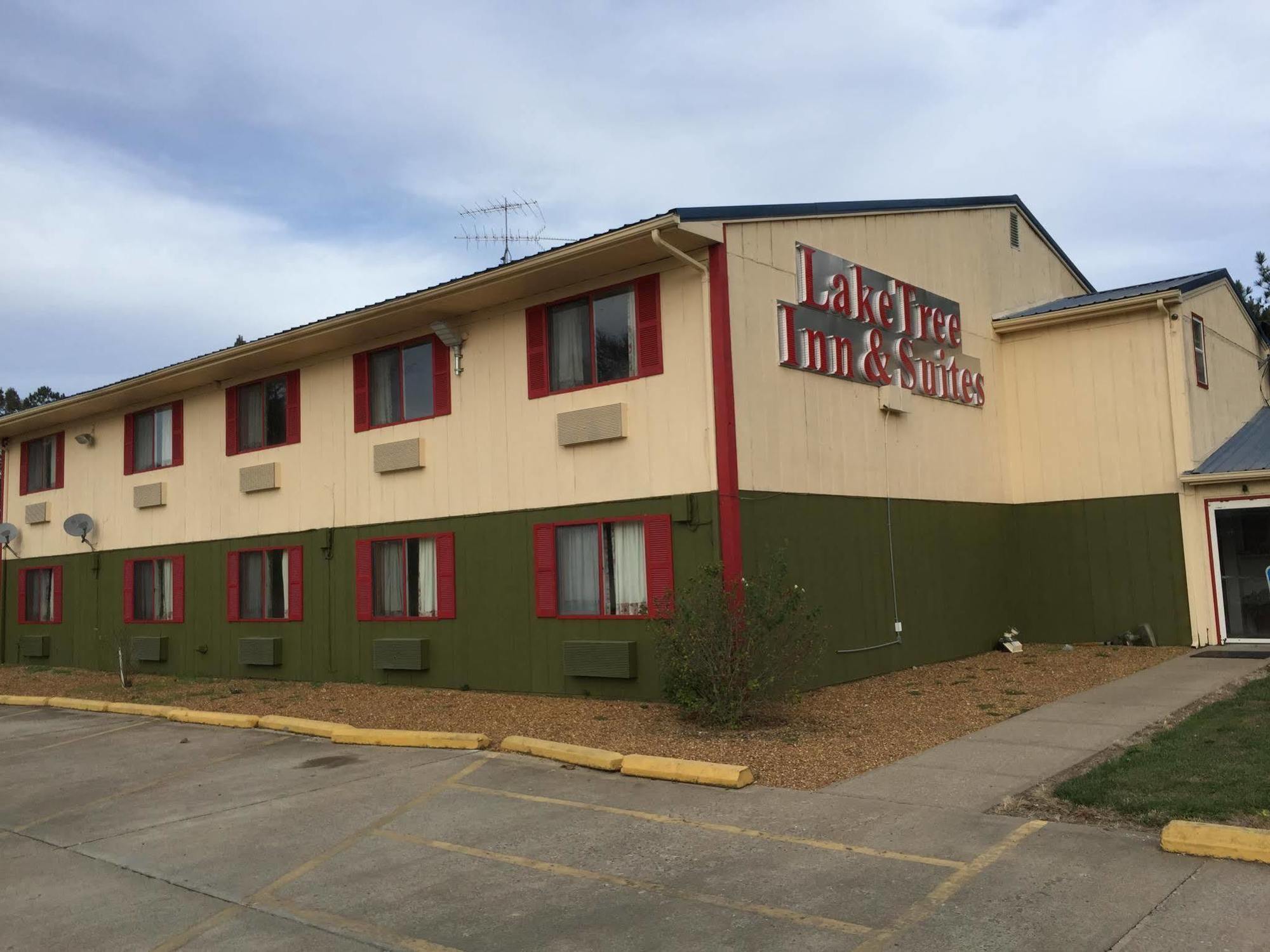 Lake Tree Inn & Suites Marion Extérieur photo